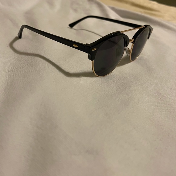 Glasses - Picture 4 of 5